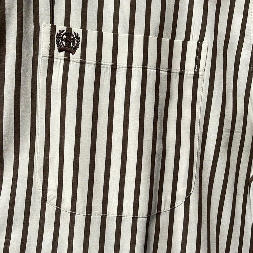 Cinch. Button down. It’s Brown not grey. Never washed at home
